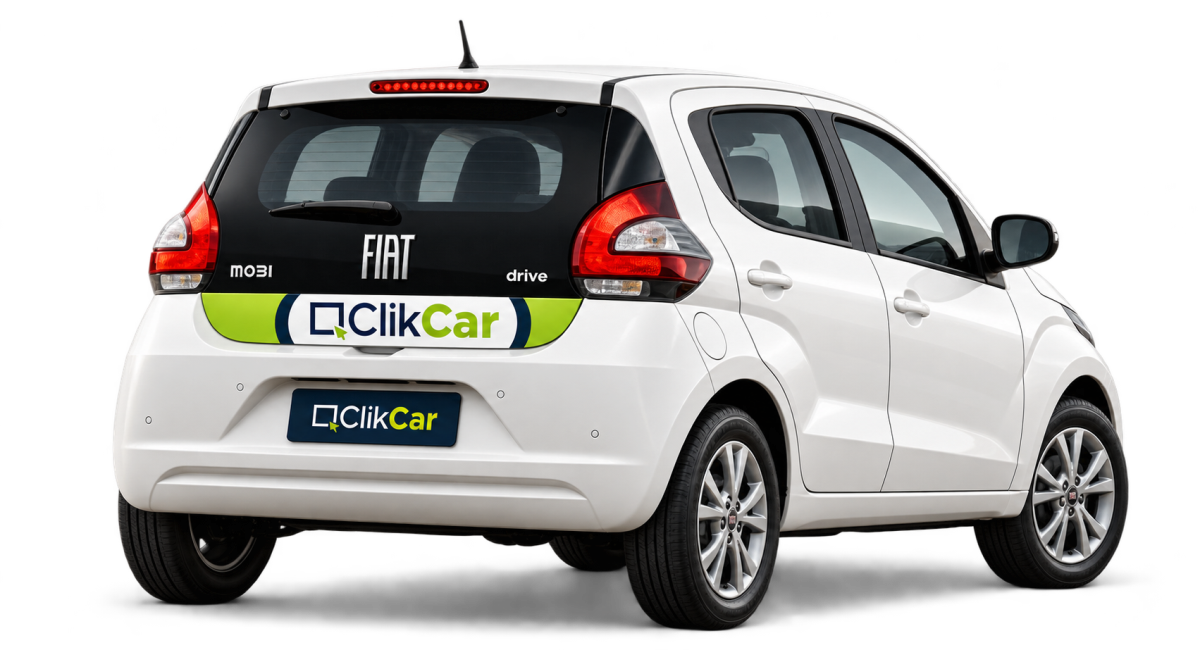 Fiat Mobi branco com identificação ClikCar na traseira